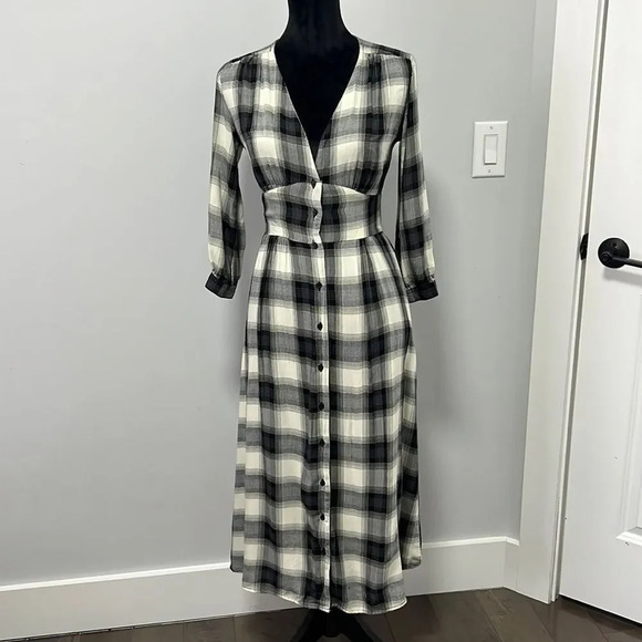Stradivarius || black white long sleeve midi button down dress in check size XS - Picture 3 of 9